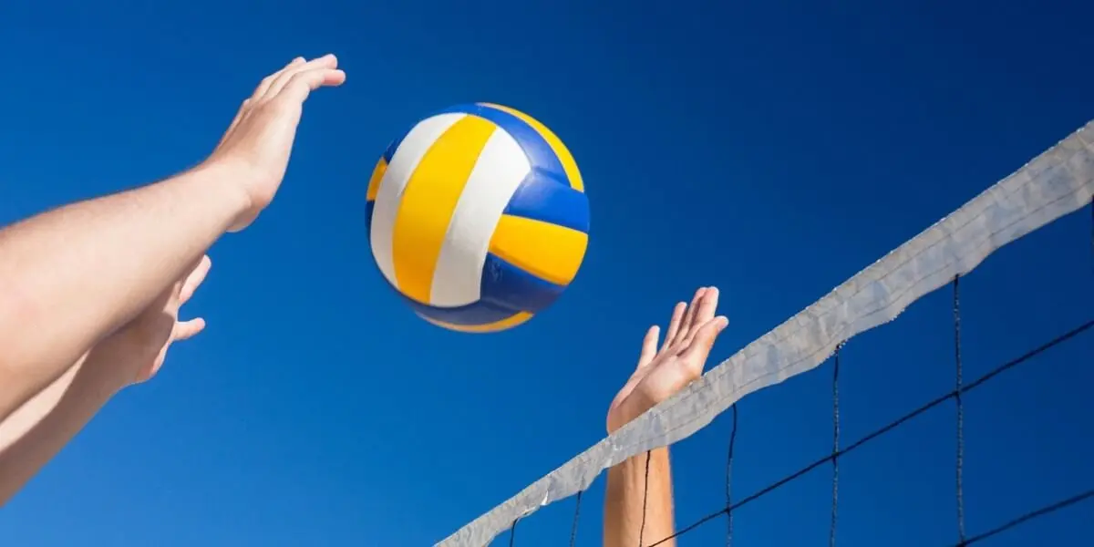 巴黎奥运会沙滩排球巅峰之战：巴西女队对阵拉脱维亚的激烈对抗